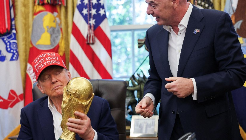 ترامب مع رئيس الاتحاد الدولي لكرة القدم ويحمل كأس العالم ترامب مع رئيس الاتحاد الدولي لكرة القدم ويحمل كأس العالم