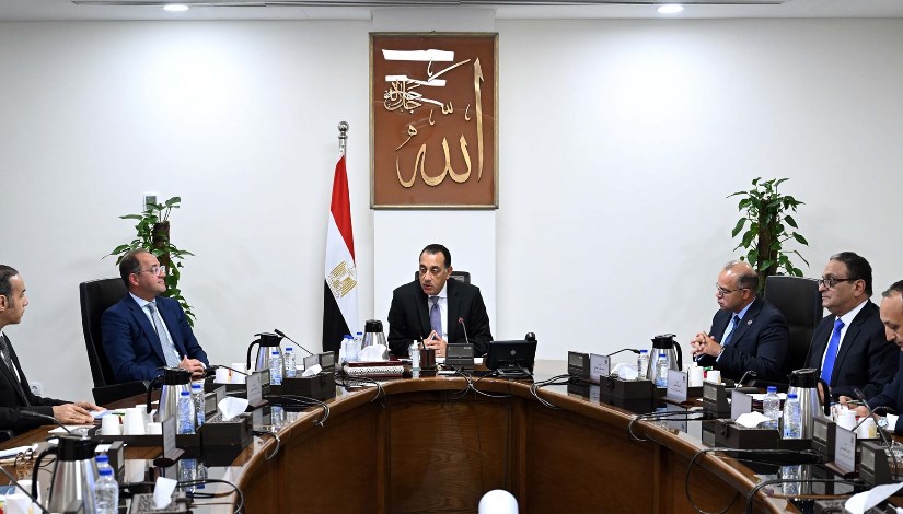 رئيس الوزراء خلال الاجتماع رئيس الوزراء خلال الاجتماع