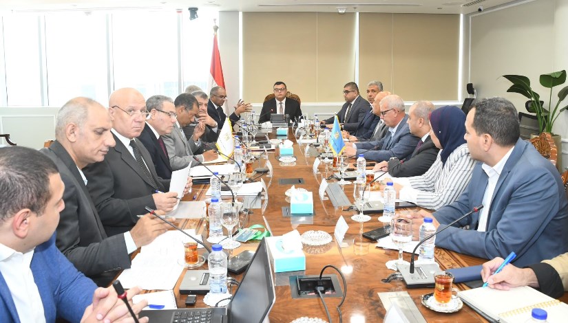 وزير الإسكان يتابع موقف التغذية الكهربائية لمحطات مياه الشرب والصرف الصحي
