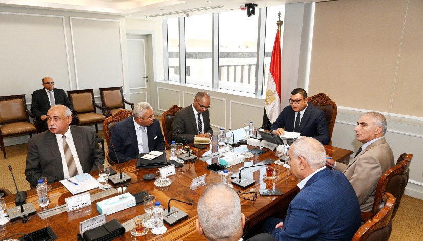 اجتماع وزير الإسكان مع ممثلي ورؤساء الجهات بالوزارة اجتماع وزير الإسكان مع ممثلي ورؤساء الجهات بالوزارة