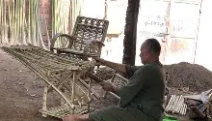 تحويل جريد النخيل إلى منتجات خشبية