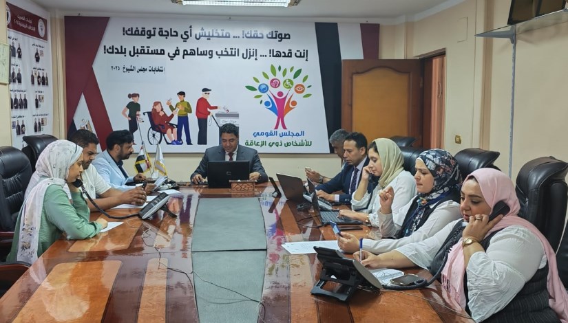 جانب من متابعة سير عملية الاقتراع في اليوم الأول من انتخابات مجلس الشيوخ