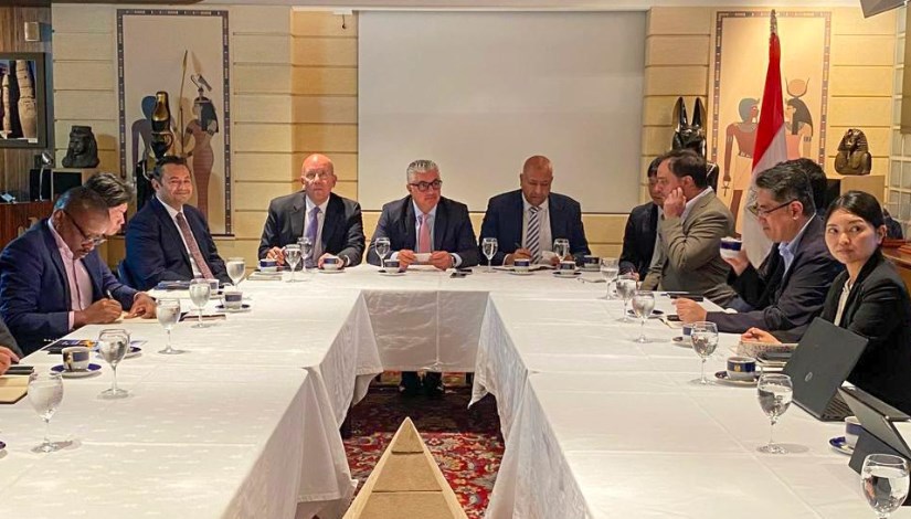 جانب من المائدة المستديرة