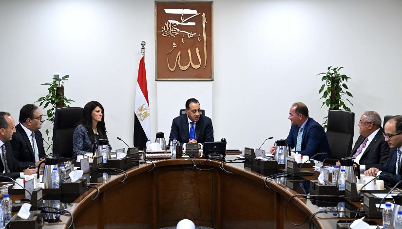 جانب من اجتماع رئيس الوزراء