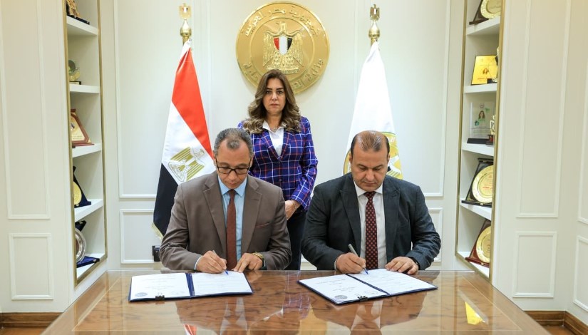 جانب من توقيع عقود المجازر 