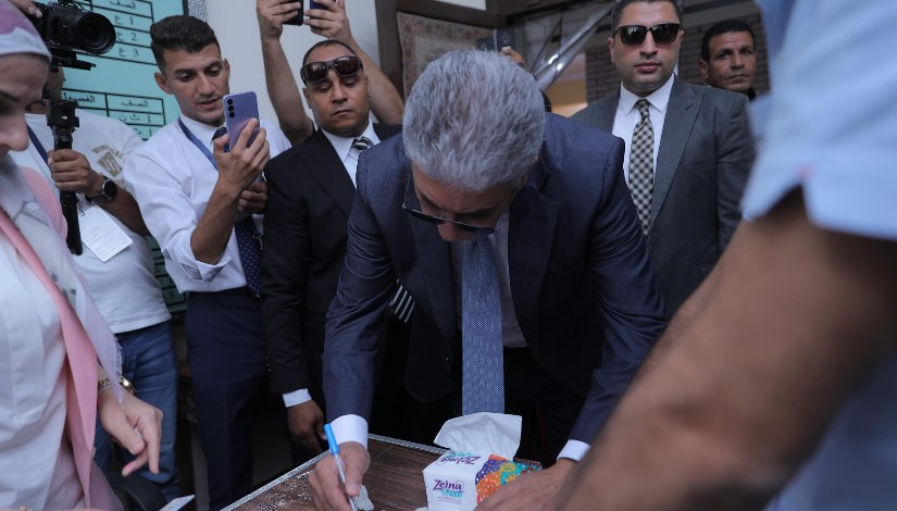 وزير السياحة والآثار أثناء الإدلاء بصوته في انتخابات الشيوخ 2025