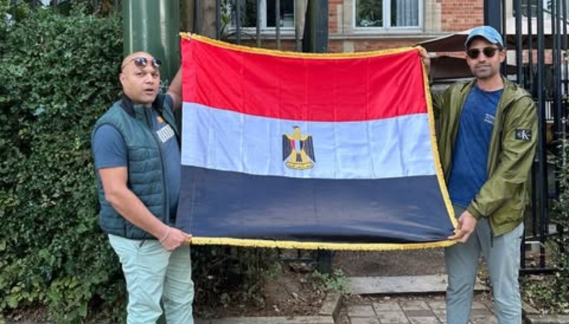 مصريان يرفعان علم مصر في بلجيكا