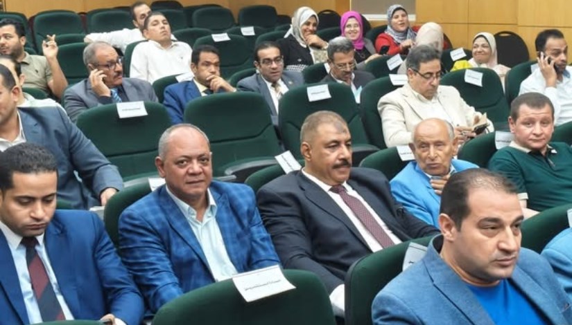 جلسة نقاشية بين رئيس البورصة والمستثمرين وأعضاء الغرفة التجارية جلسة نقاشية بين رئيس البورصة والمستثمرين وأعضاء الغرفة التجارية