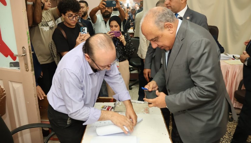 وزير الكهرباء الدكتور محمود عصمت يدلي بصوته وزير الكهرباء الدكتور محمود عصمت يدلي بصوته