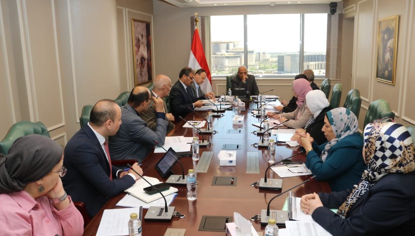وزير الكهرباء مع مسؤولي شركات النقل والتوزيع وزير الكهرباء مع مسؤولي شركات النقل والتوزيع