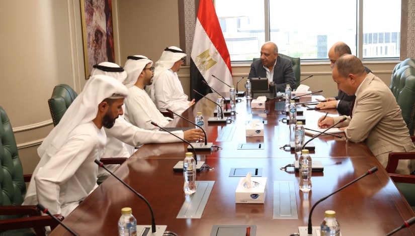 وزير الكهرباء محمود عصمت مع ممثلي شركة مصدر الإماراتية وزير الكهرباء محمود عصمت مع ممثلي شركة مصدر الإماراتية