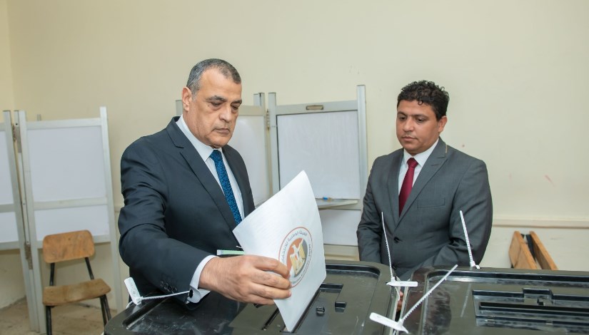وزير الدولة للإنتاج الحربي يدلي بصوته