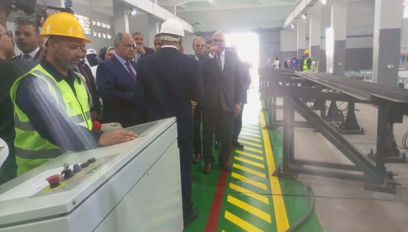 وزير الكهرباء يزور أول خط إنتاج أبراج الجهد العالي وزير الكهرباء يزور أول خط إنتاج أبراج الجهد العالي