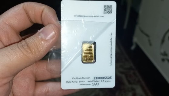 رمز الاستجابة السريع على غلاف سبيكة الذهب