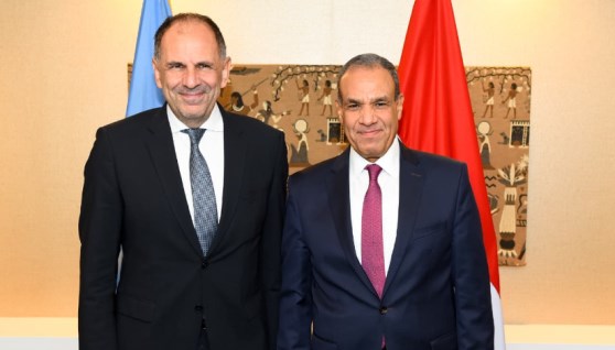 وزير الخارجية مع نظيره اليوناني