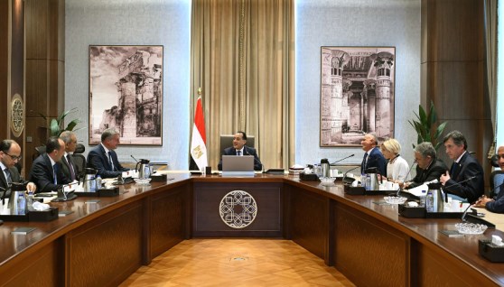 رئيس الوزراء خلال لقائه الرئيس التنفيذي لعمليات الموارد الطبيعية بشركة إيني الإيطالية رئيس الوزراء خلال لقائه الرئيس التنفيذي لعمليات الموارد الطبيعية بشركة إيني الإيطالية