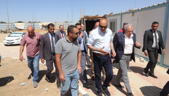 وزير العمل خلال جولته 