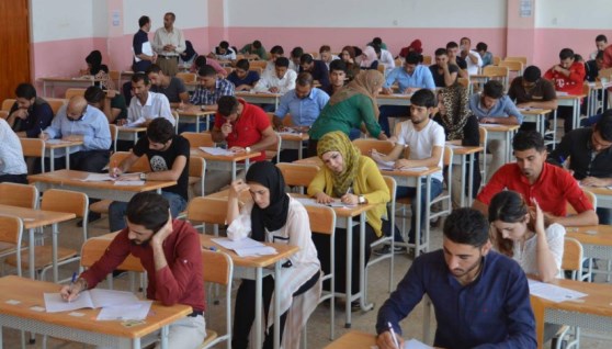 طلاب مدارس التكنولوجيا التطبيقية 