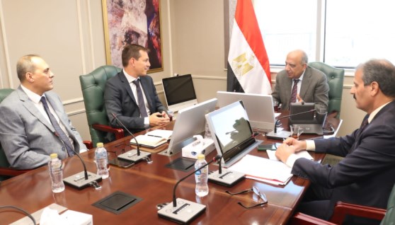 وزير الكهرباء محمود عصمت