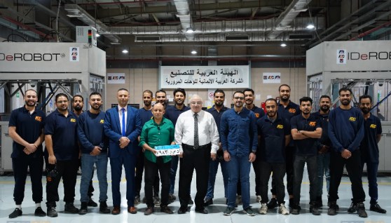 اللواء إيهاب فكري يتوسط العاملين بالشركة العربية الألمانية لإنتاج اللوحات المرورية