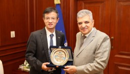  الفريق أسامة ربيع رئيس هيئة قناة السويس، مع  Zhang jinming نائب رئيس شركة CSTC