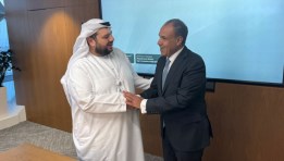 وزير الخارجية مع وزير الاستثمار بدولة الإمارات العربية