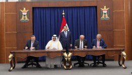 رئيس الوزراء العراقي خلال مراسم التوقيع