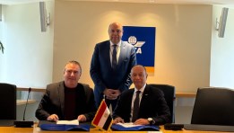 وزير الطيران المدني خلال توقيع مذكرة التفاهم