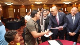 وزير العمل ومحافظ القاهرة يسلمان 100 عقد عمل 