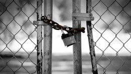 مصانع مغلقة