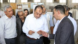 وزير قطاع الأعمال خلال زيارته التفقديه إلى شركة العبوات والمستلزمات الطبية
