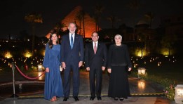 الرئيس عبد الفتاح السيسي مع الملك الفرنسي خلال جولة بالأهرامات