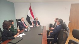 وزير الاتصالات خلال اجتماعه مع  فرانسين كاتسوداس