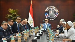 وزير الاستثمار خلال اجتماعه مع مساعد رئيس مجلس الوزراء ورئيس مركز المعلومات