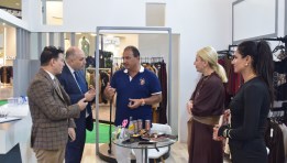 معرض الملابس والمنسوجات 