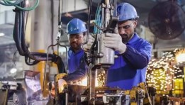 عاملان داخل أحد المصانع في مصر