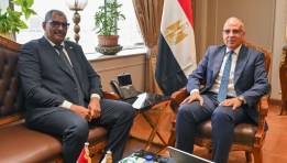 وزير الري مع نظيره السوداني