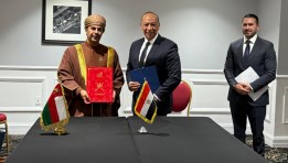 جانب من التوقيع