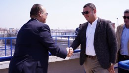 وزير الإسكان يصافح اللواء محمد عوض، رئيس مصنع الطائرات خلال جولة في محطة معالجة مياه الصرف الصحي بالبحيرة
