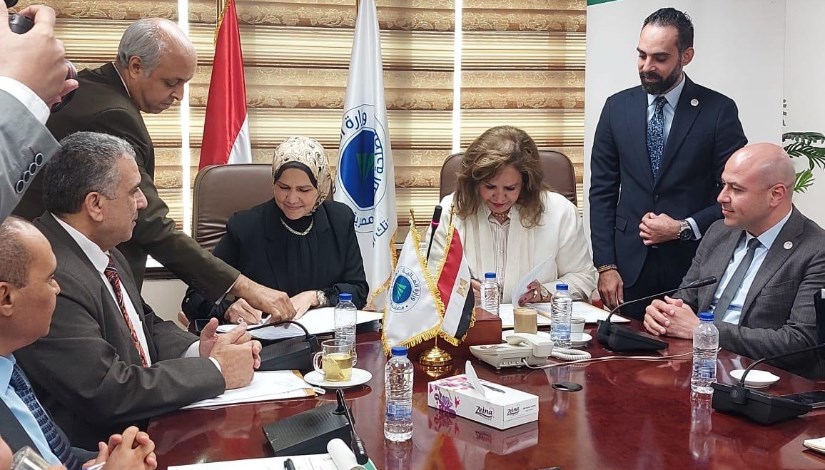 جانب من توقيع البروتوكول جانب من توقيع البروتوكول