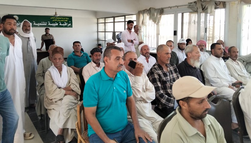 جانب من جلسة توعية للمزارعين جانب من جلسة توعية للمزارعين
