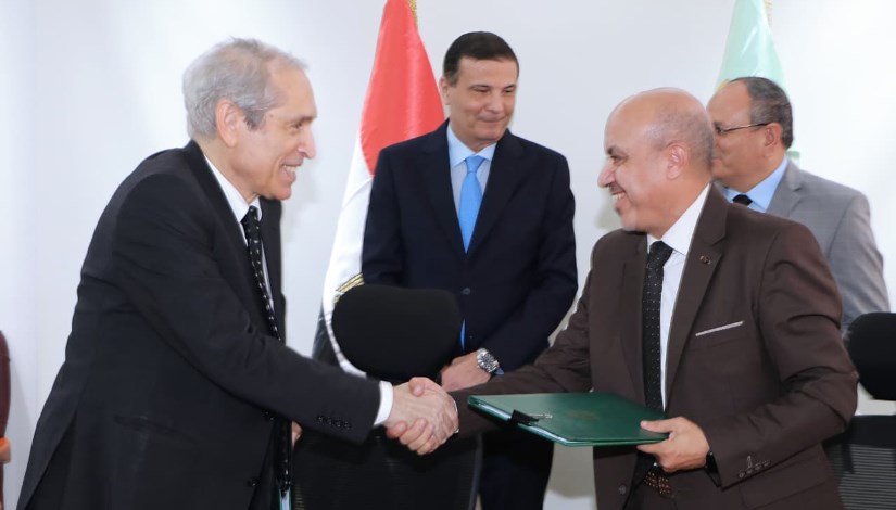 جانب من توقيع البروتوكول 