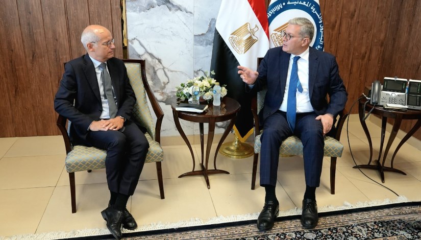 وزير البترول خلال لقائه بمدير توتال إنرجيز وزير البترول خلال لقائه بمدير توتال إنرجيز