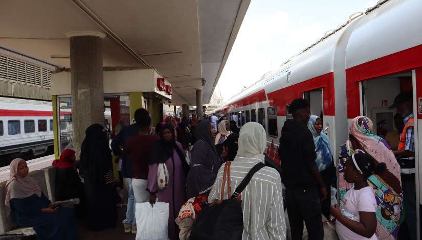 جانب من الرحلة الـ 19 لقطارات العودة الطوعية للأشقاء السودانيين جانب من الرحلة الـ 19 لقطارات العودة الطوعية للأشقاء السودانيين