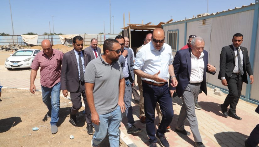وزير العمل خلال جولته 