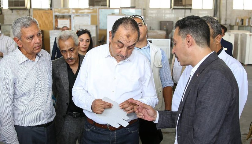 وزير قطاع الأعمال خلال زيارته التفقديه إلى شركة العبوات والمستلزمات الطبية وزير قطاع الأعمال خلال زيارته التفقديه إلى شركة العبوات والمستلزمات الطبية