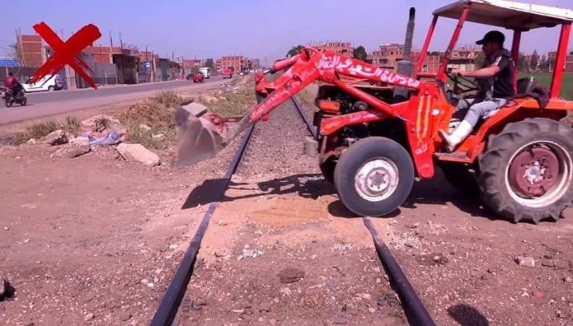 إقامة معابر غير شرعية على قضبان السكك الحديدية