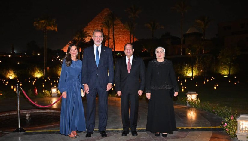 الرئيس عبد الفتاح السيسي مع الملك الفرنسي خلال جولة بالأهرامات الرئيس عبد الفتاح السيسي مع الملك الفرنسي خلال جولة بالأهرامات