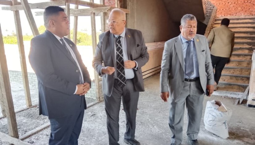 نقيب المهندسين خلال زيارته لنادي المهندسين بالغربية