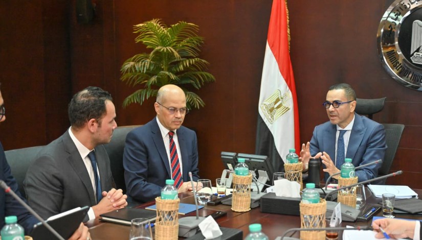 وزير الاستثمار والتجارة خلال اجتماعه اليوم